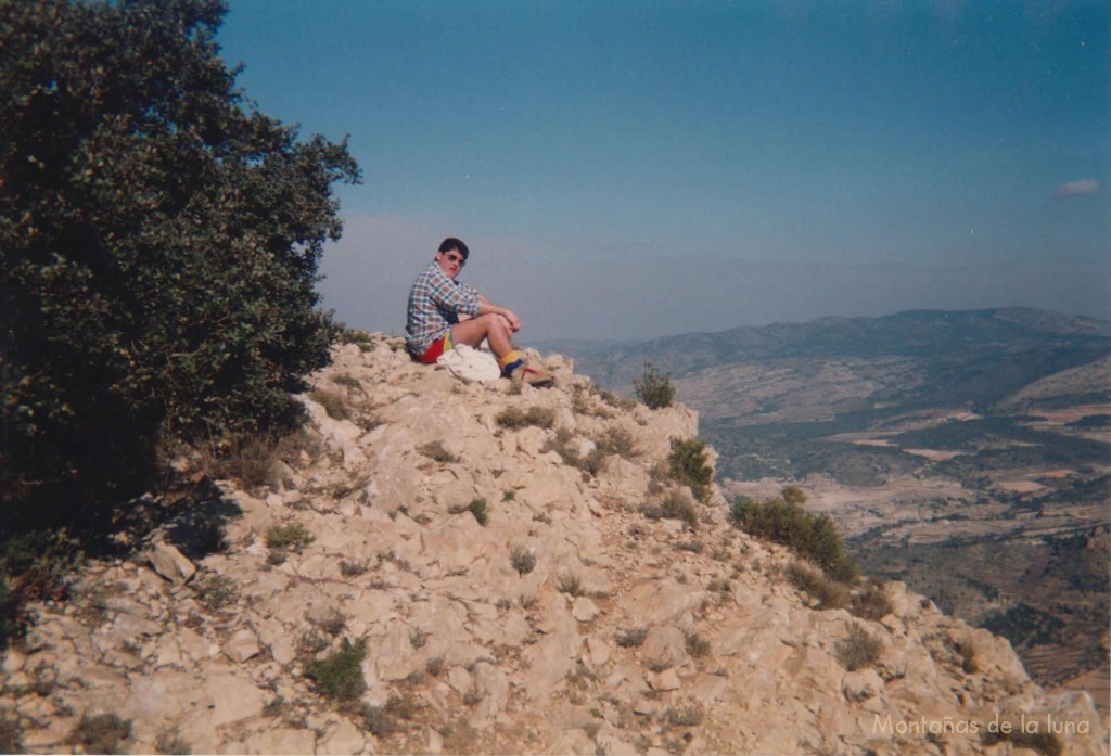Miguel Ángel en la cima de la Silla del Cid, 1.127 mts., al fondo la Serra de l'Arguenya